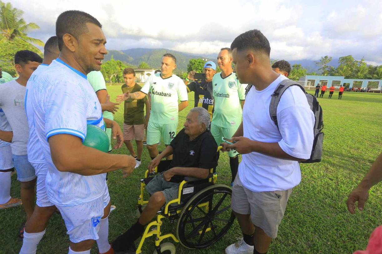 Los futbolistas se mostraron alegres de poder compartir con la afición y con este señor tuvieron una charla previo al partido.