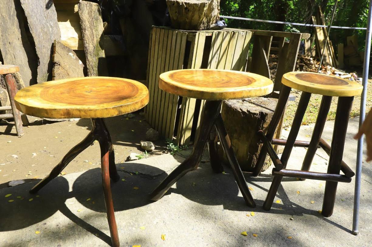 Cedro, San Juan, guanacaste, pino son algunas de las maderas utilizadas por los artesanos, los cuales curan cada trozo de la materia primera para garantizar la durabilidad de sus creaciones.