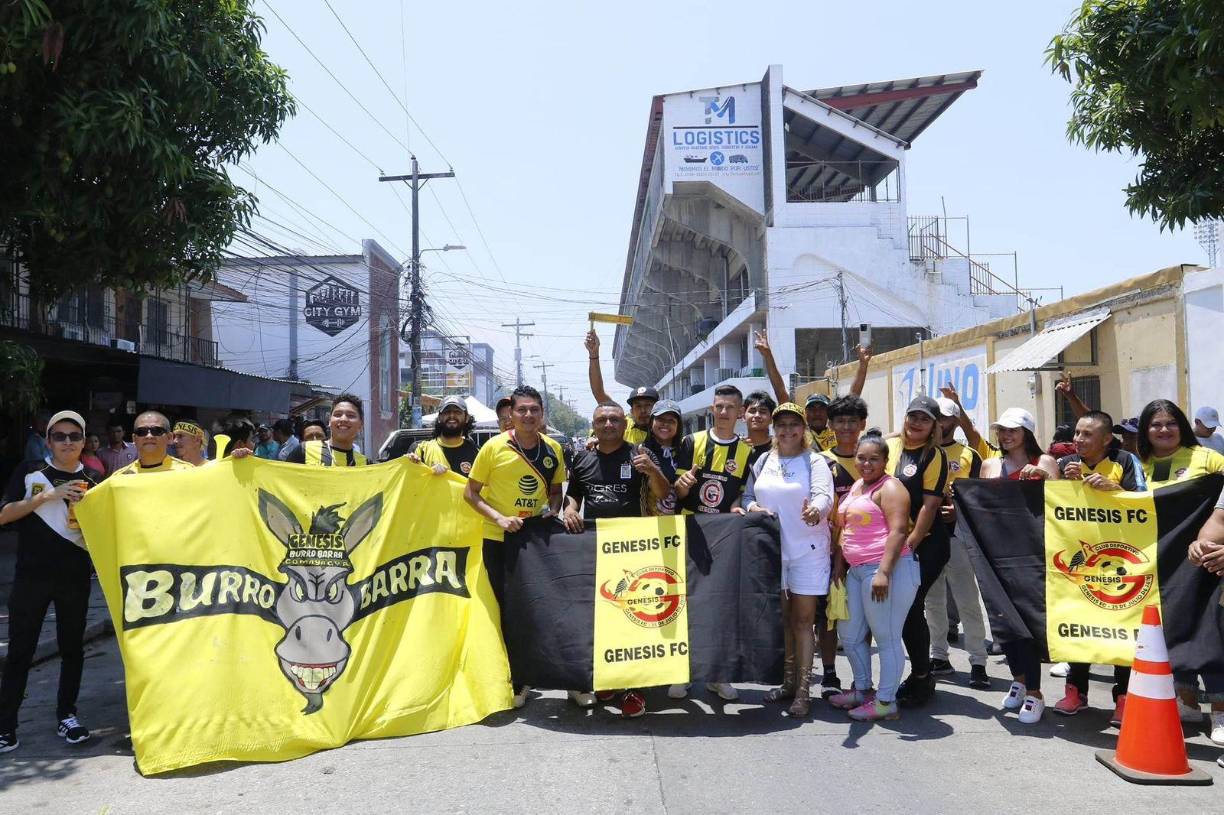 Con banderas, gorras e indumentarias. Los fieles aficionados del Génesis en Puerto Cortés.