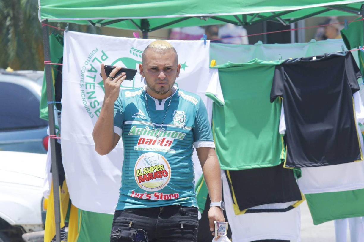 La mayoría de aficionados llegó con su indumentaria del Platense, que anhela volver a la Primera División del fútbol hondureño.