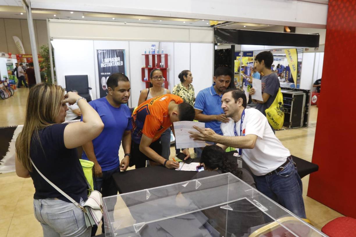 Hay que recordar que para poder recibir la indumentaria, los corredores deben llevar el recibo de Banco del País que les dieron al momento de la inscripción, solo con él se pueden retirar los kits.