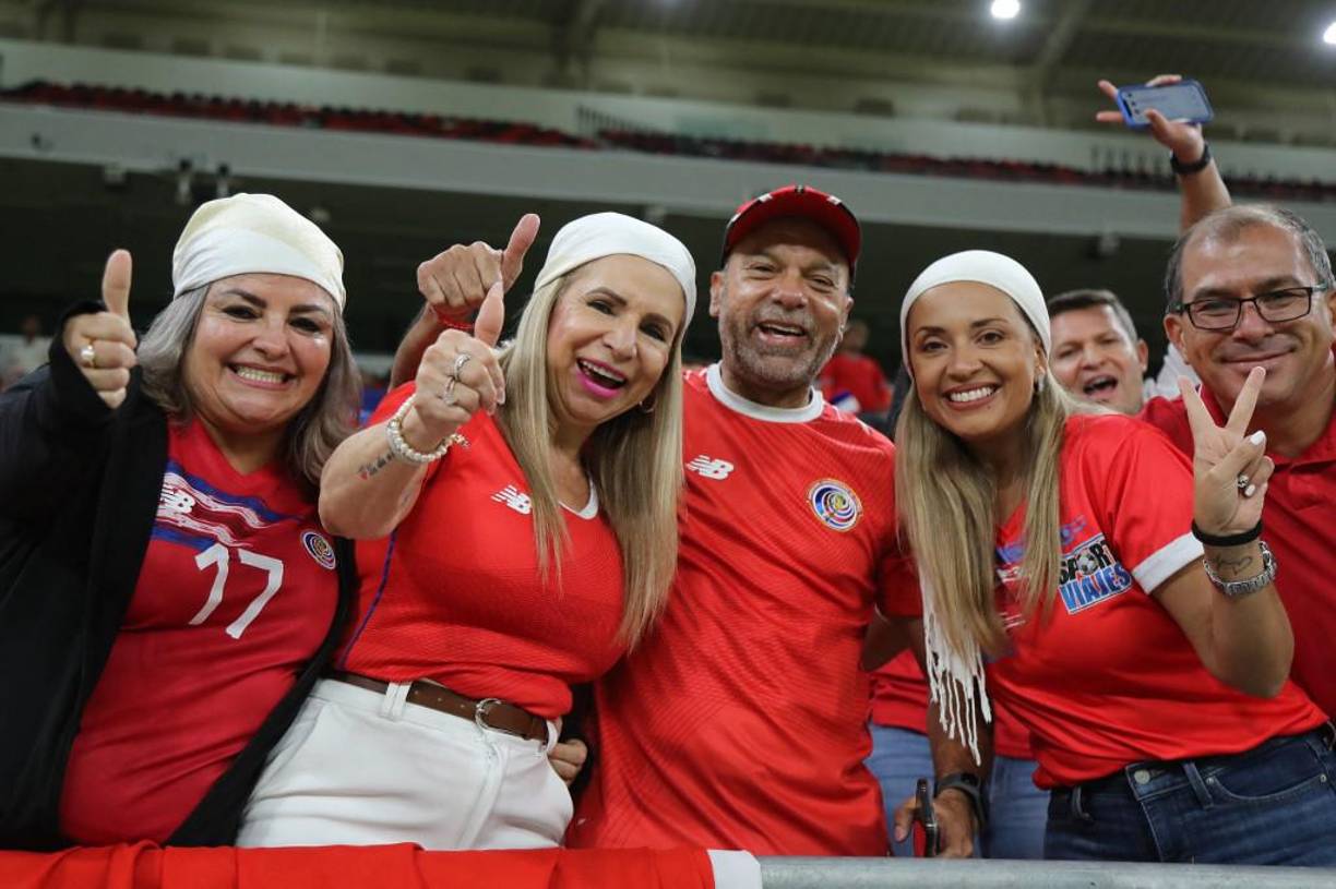 Bellas mujeres e invasión tica en Qatar: El espectacular ambiente del Costa Rica - Nueva Zelanda