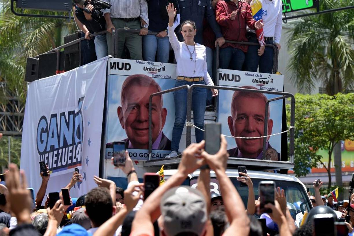 Machado reclama la victoria de Edmundo González Urrutia, que se postuló en su lugar en las elecciones del 28 de julio por una inhabilitación en su contra, y cuyo triunfo reconocen Estados Unidos y varios países de América Latina en medio de presiones por un escrutinio más transparente.