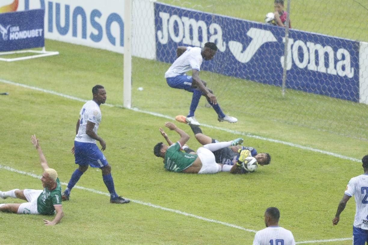 Además de estos errores también se le sumó un claro penal no sancionado a Marathón tras una falta clara a Júnior Lacayo. El árbitro central José Valladares la marcó fuera del área.