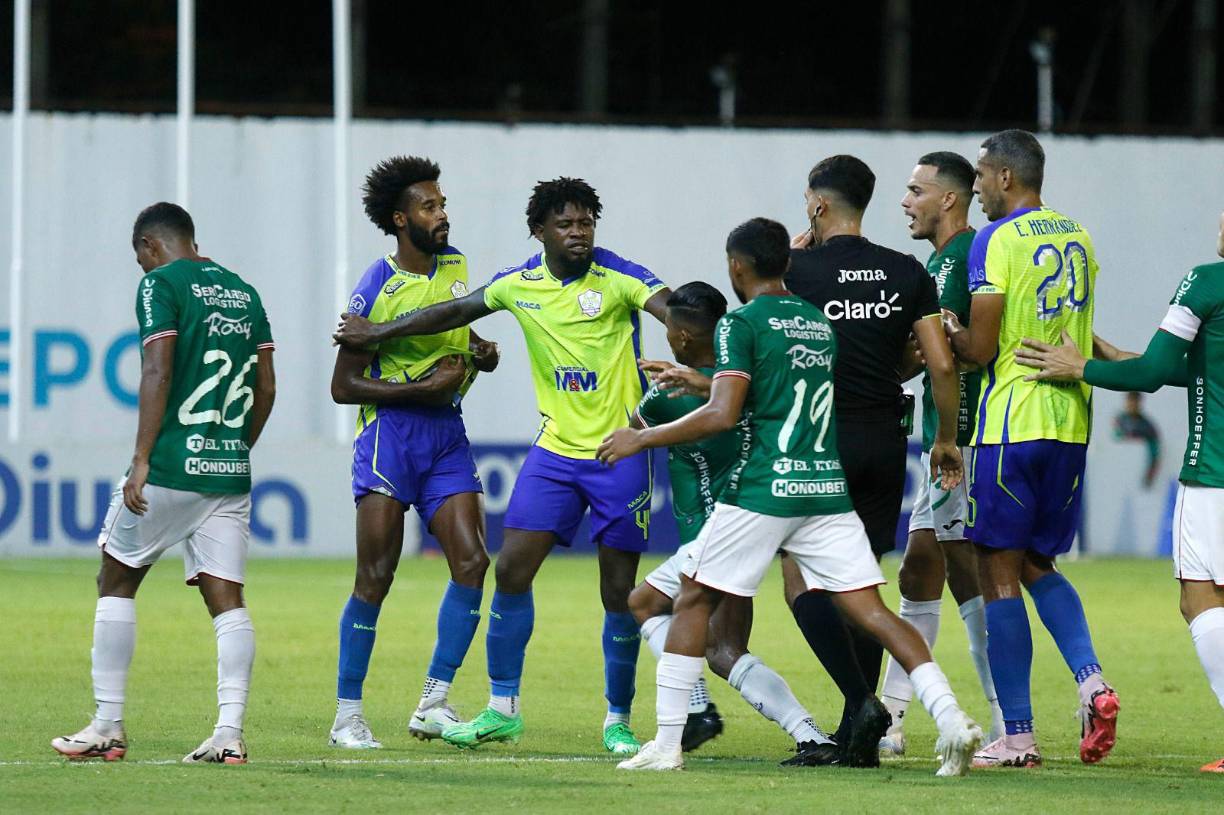 La bronca entre jugadores de Marathón y Olancho FC en el recinto sampedrano.
