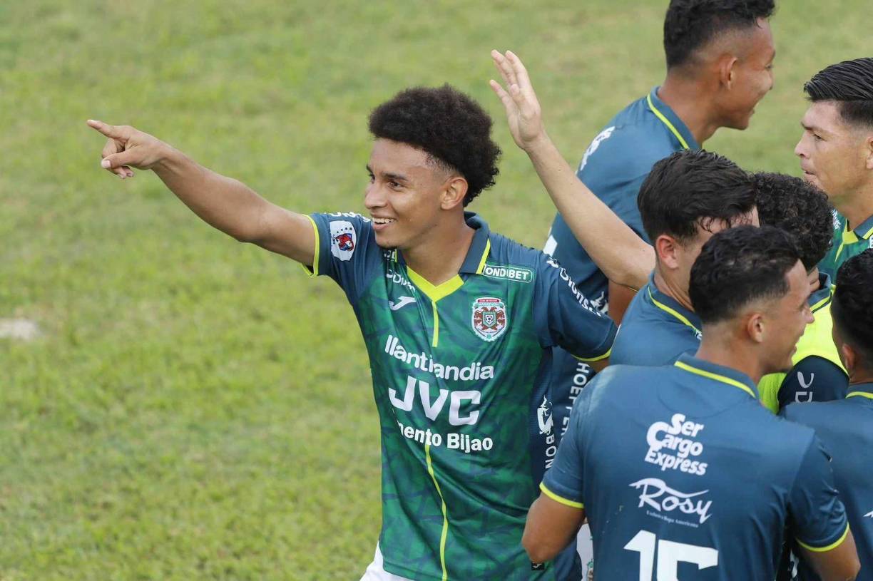 Isaac Castillo dio un chispazo con un potente remate donde Quinteros le dijo que no al mediocampista. Sin embargo, Javier Arriaga se tuvo fe, recorrió desde la mitad de la cancha y definió al ras para celebrar su primer gol como profesional y de paso sentencer con el 2-0 el triunfo de los verdolagas.