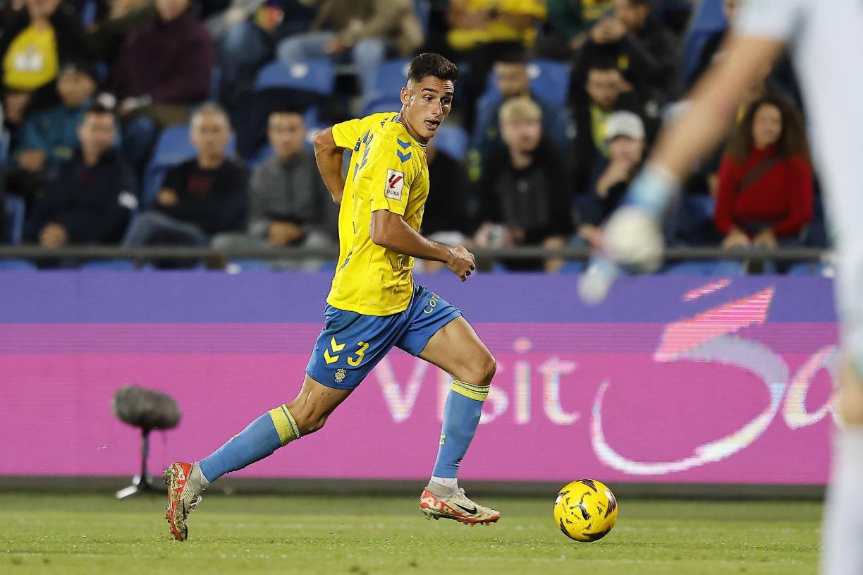 Marca informa que el Barcelona estaría siguiendo al lateral izquierdo de Las Palmas, Sergi Cardona, y ya habría contactado con su agente. 