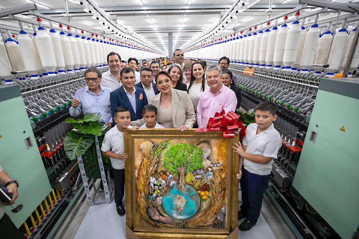 La mandataria hondureña, también fue sorprendida con un detalle de un cuadro alusivo al desarrollo sostenible de Honduras en el corte inaugural de la planta textil. Castro, agradeció por el recibimiento.