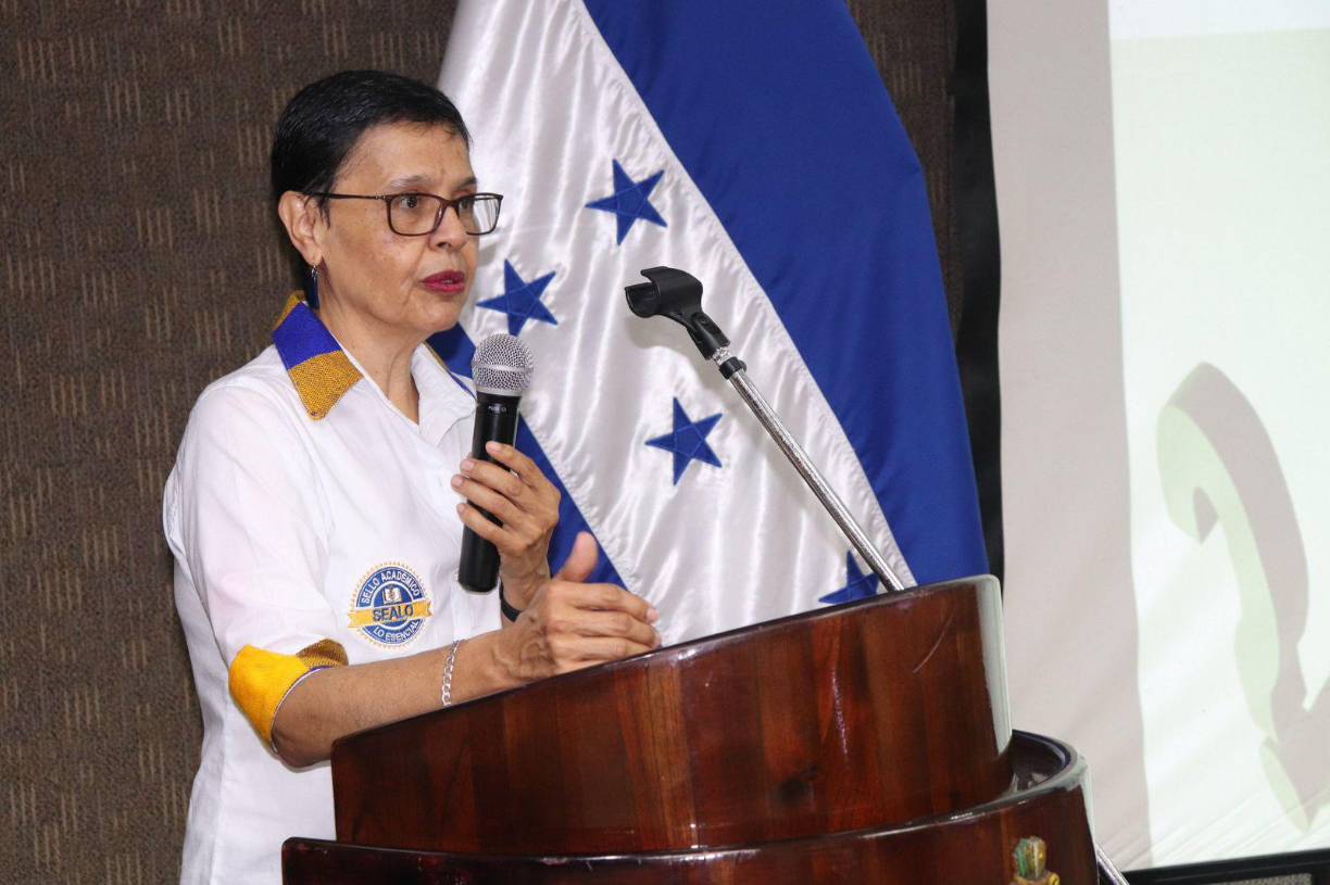 “Una entrañable amiga y colega de esta universidad. La Dra. Calderón dedicó muchos años de vida a la docencia en la Facultad de Ciencias Médicas y libró grandes jornadas de trabajo”, manifestó Herrera.