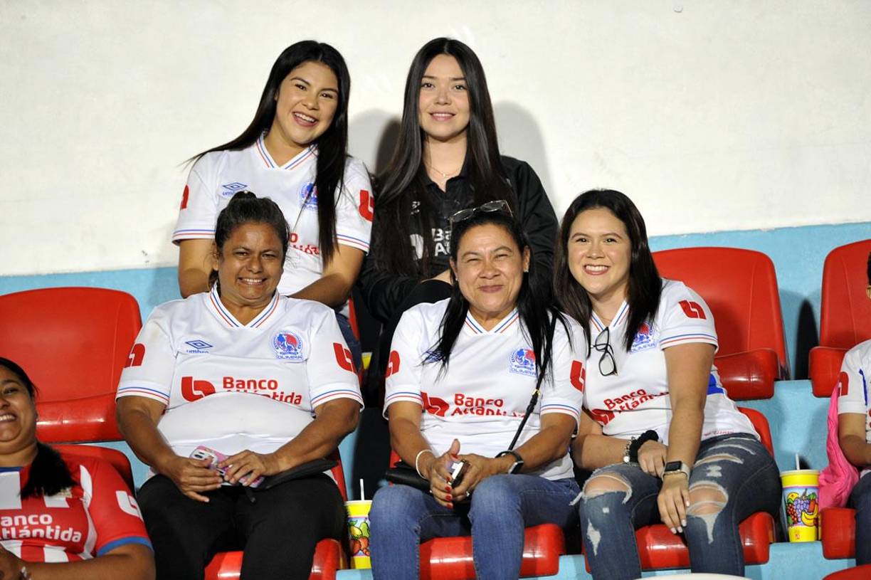 Las bellas novias de los jugadores Carlos Pineda y Edwin Rodríguez no se perdieron el partido del Olimpia en el estadio capitaliano y apoyaron en familia a sus parejas. Así posaron para el lente de Diario La Prensa.