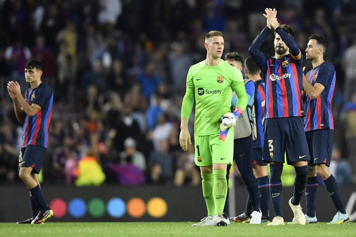 Pese a los abucheos, Piqué se despidió de la afición .