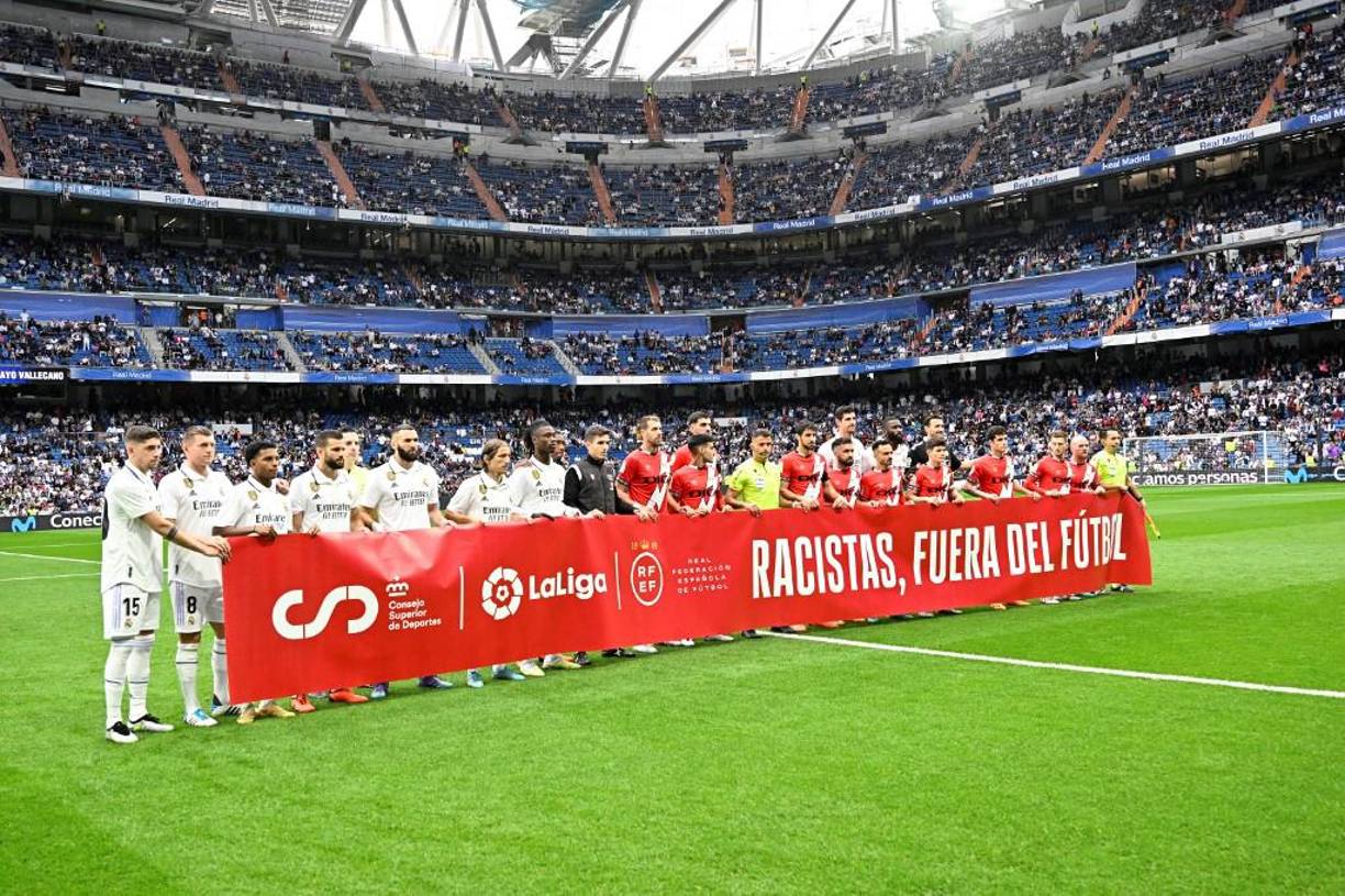 ”Racistas fuera del fútbol”, fue el contundente mensaje en la pancarta.