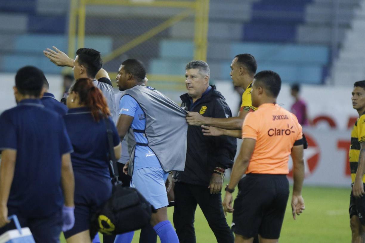 La bronca sobre el final del partido entre los jugadores de Real España y Real Sociedad.