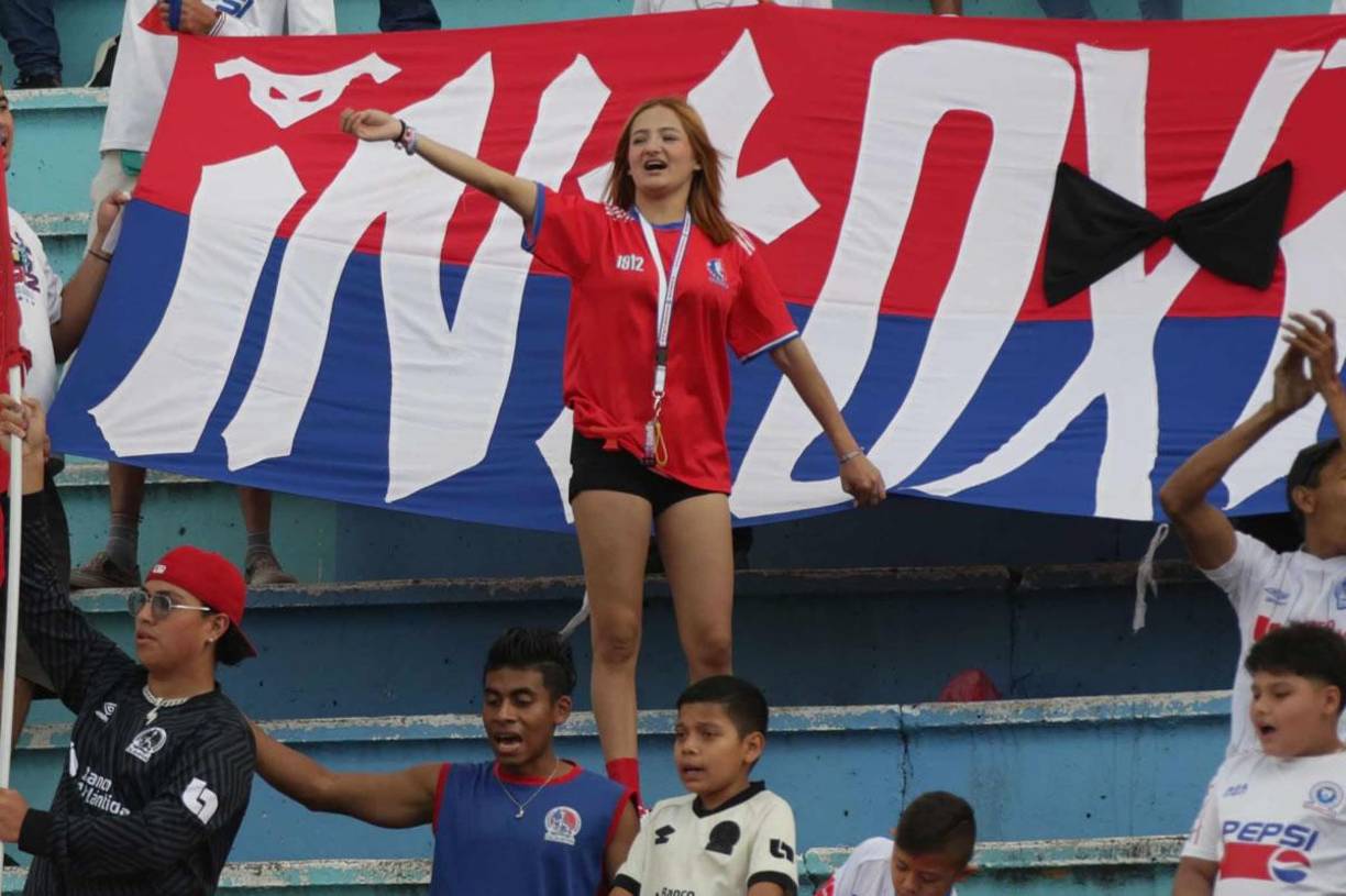 Esta aficionada olimpista estuvo cantando animando al Olimpia.