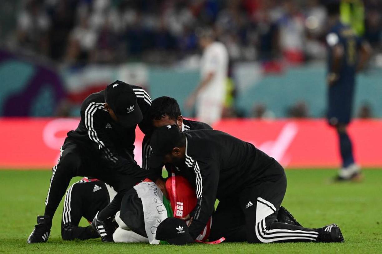 Los elementos de seguridad pudieron capturar al invasor que interrumpió el Francia vs Túnez.