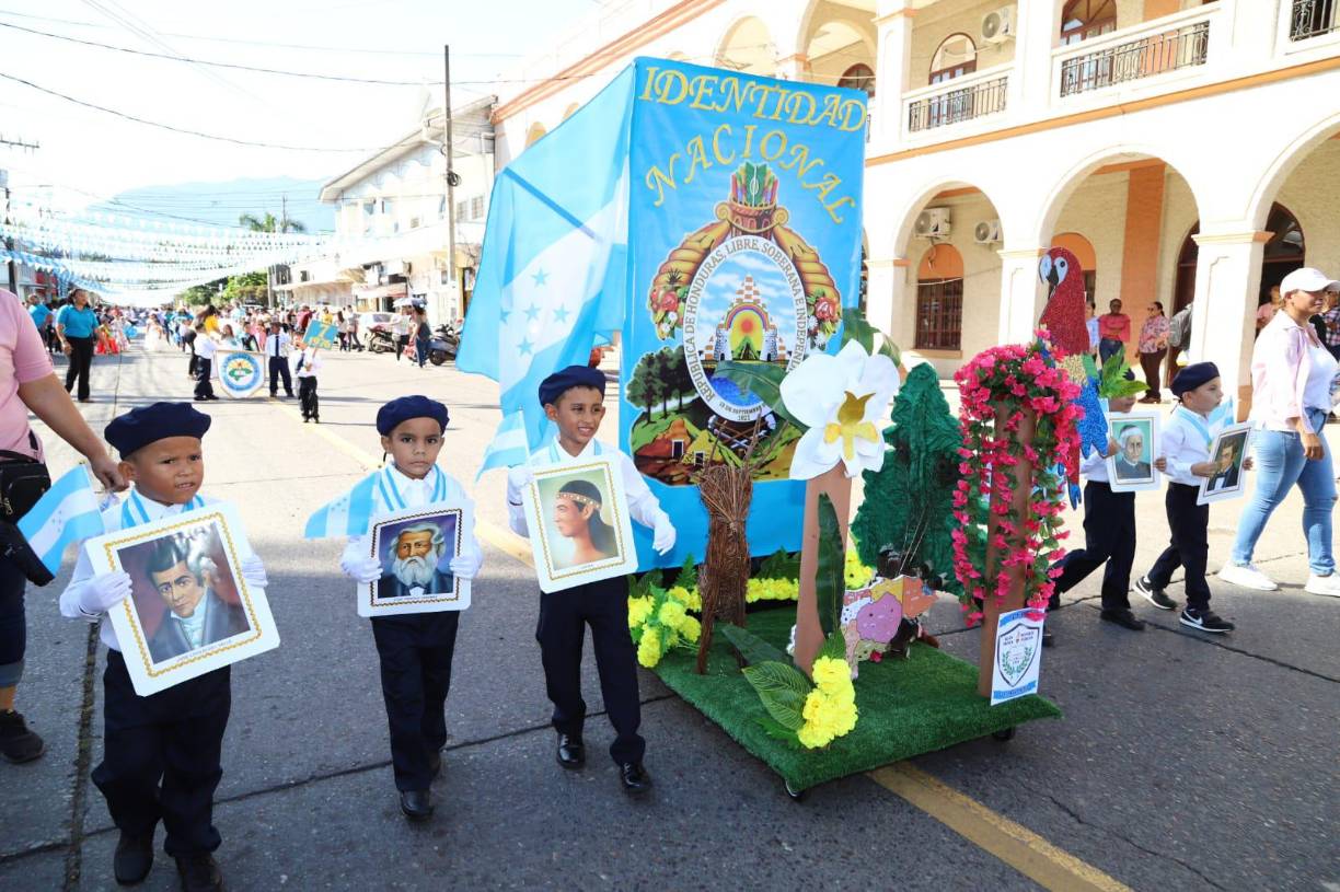 Los niños se lucen en desfiles patrios en La Ceiba
