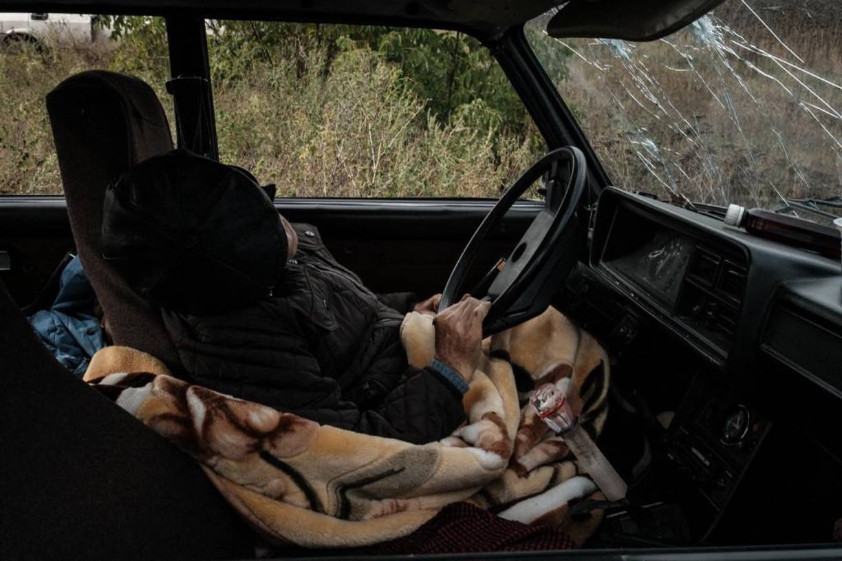 El cuerpo de un civil yace dentro de un automóvil en Kyrylivka, en el área recientemente recuperada cerca de Kharkiv.