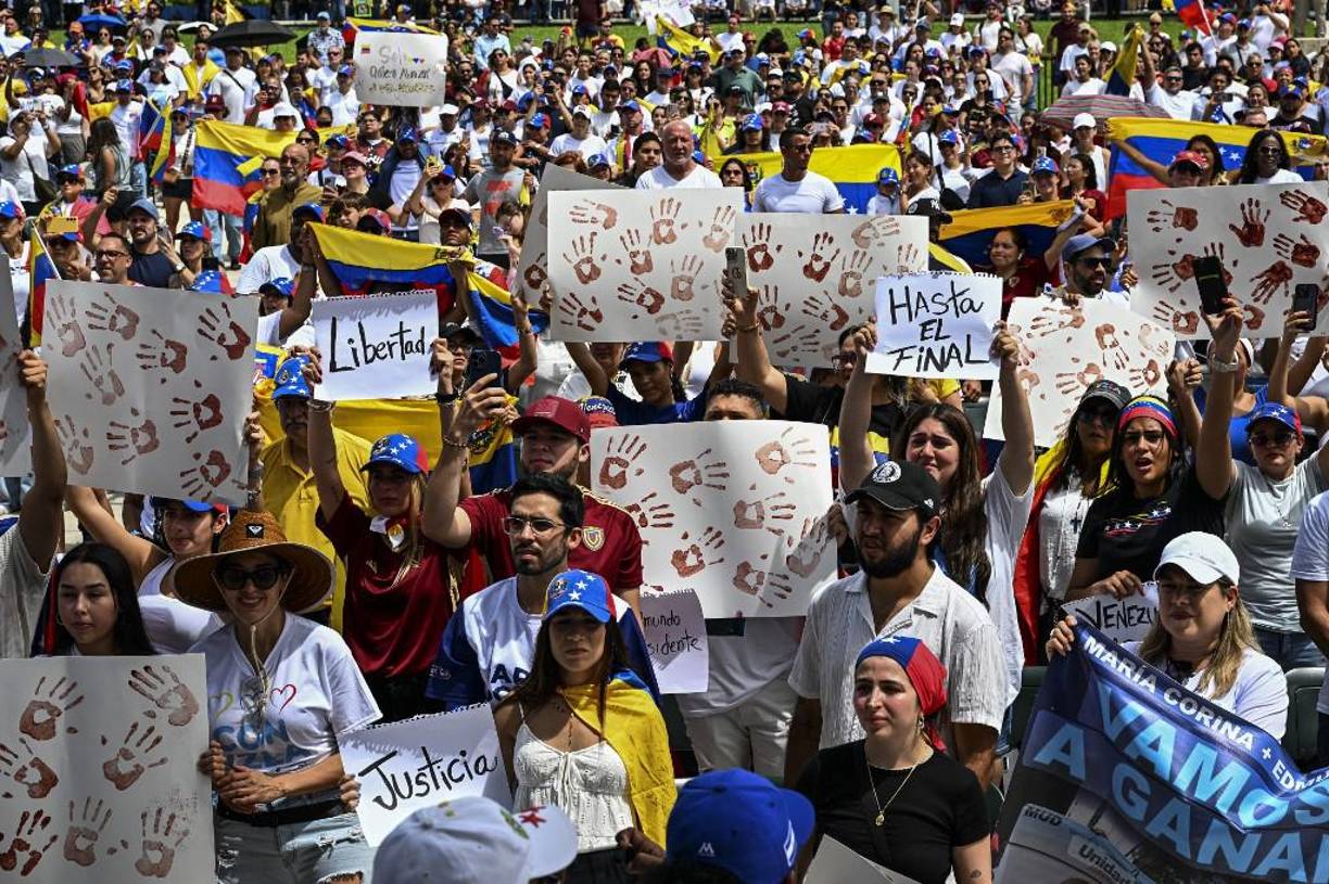 “¡Estamos defendiendo la soberanía popular a través del voto!”, expresó Machado sobre un camión, vestida con una camiseta blanca en una concentración en Caracas. “Nunca el régimen (de Maduro) ha estado tan débil. Han perdido toda legitimidad”.