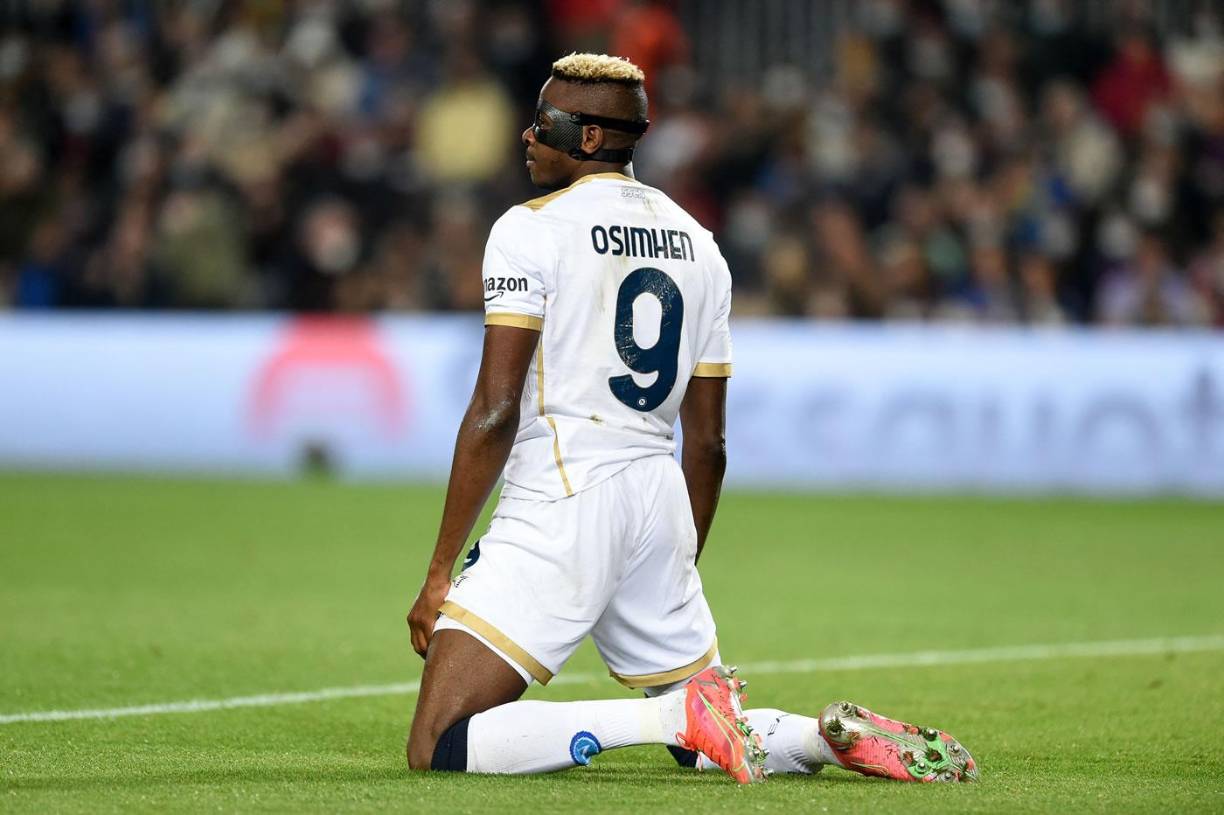 El nigeriano Victor Osimhen reclamó una falta penal de Eric García en el segundo tiempo.