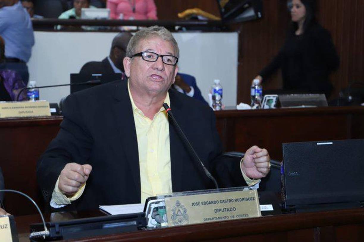 “Vamos a hacer tomas masivas de carreteras en los distintos departamentos que un negligente como Sponda, ha sido usurpador. A nosotros en algún momento nos tildaron de traidores, pero Sponda es traidor del pueblo y del magisterio; Juan Orlando Hernández lo compró cuantas veces quiso, es un corrupto, degenerado y delincuente”, dijo. 