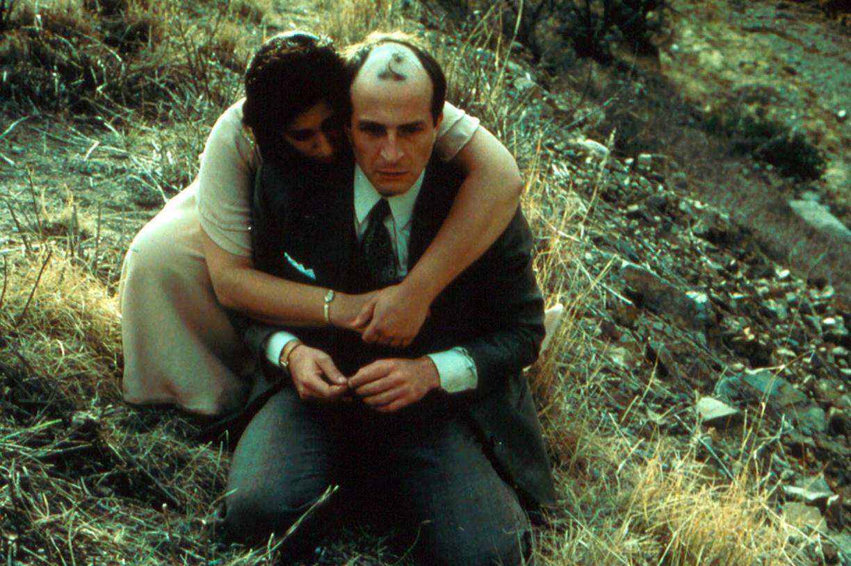 ‘Profundo carmesí’ (Arturo Ripstein, 1996): Fue en 1996 cuando Arturo Ripstein, un director mexicano, capturó el amor en momentos de soledad. La historia de pasión, sangre y pecado se centra en la pareja de delincuentes Raymond Fernández y Martha Beck, conocidos como “los asesinos de los corazones solitarios”, que perpetraron sus delitos en Estados Unidos en los años 40. Es posible visualizarla en Movistar Plus+ y Filmin.