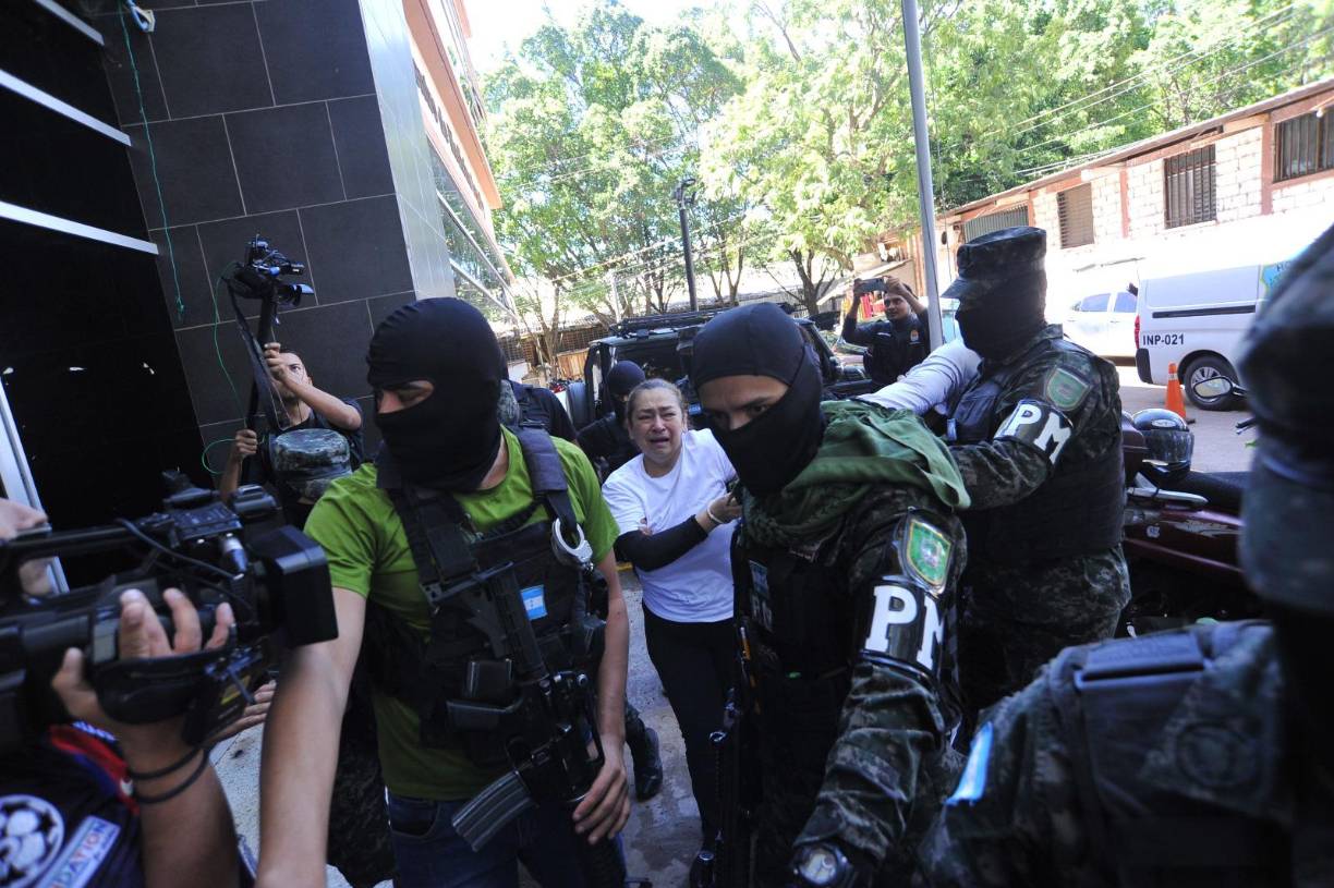 Tábora llegó llorando a Medicina Forense custodiada por agentes policiales y acompañada por sus defensores legales. 