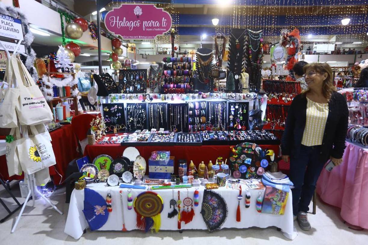 Cadenas, brazaletes, llaveros y otros productos que pueden regalar.