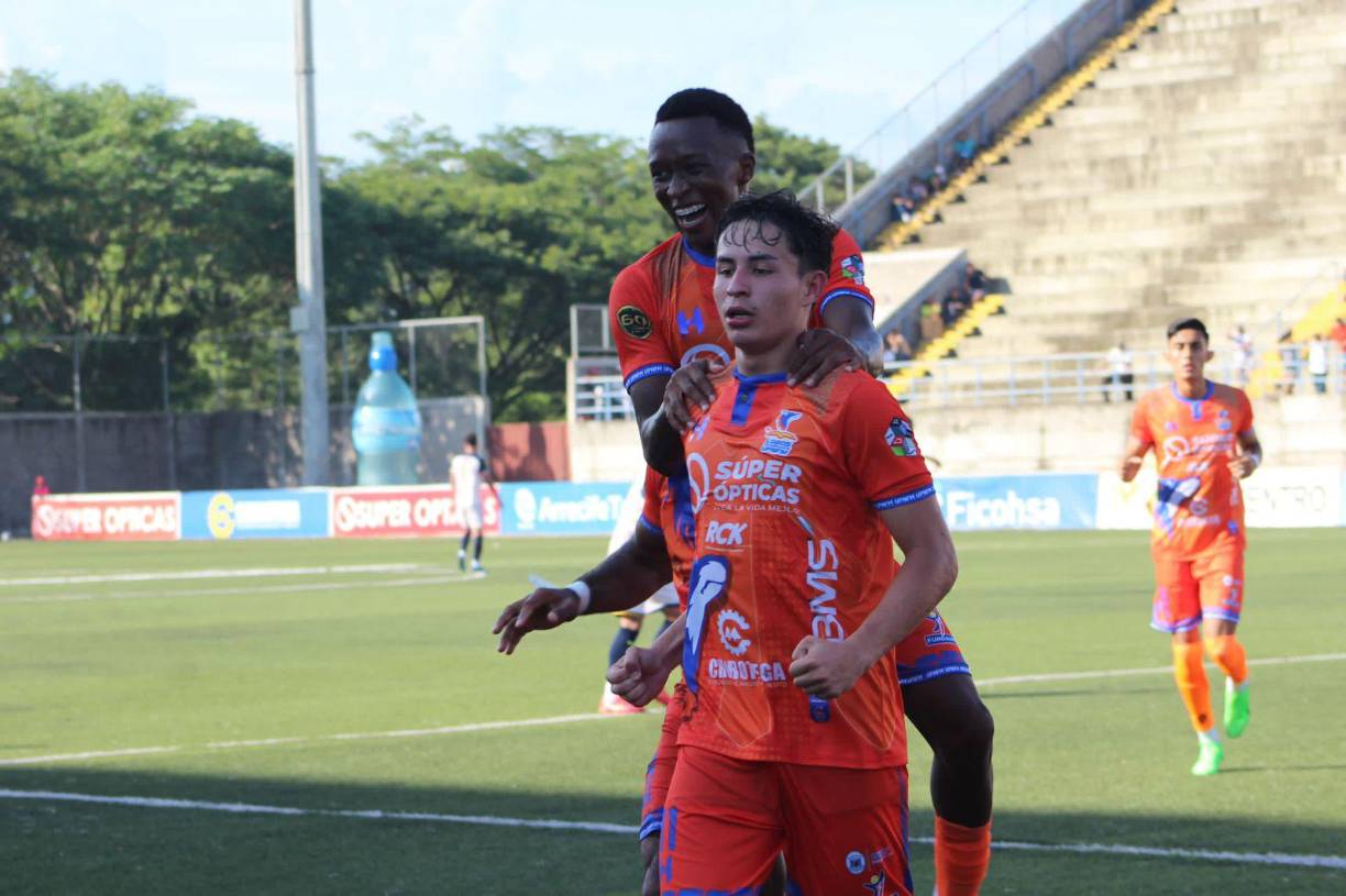 Sin embargo previo a este clásico, los Lobos de la UPNFM se impusieron al Olancho FC con un gol de Jefryn Macías, sin embargo, el susto se hizo presente en el segundo tiempo.