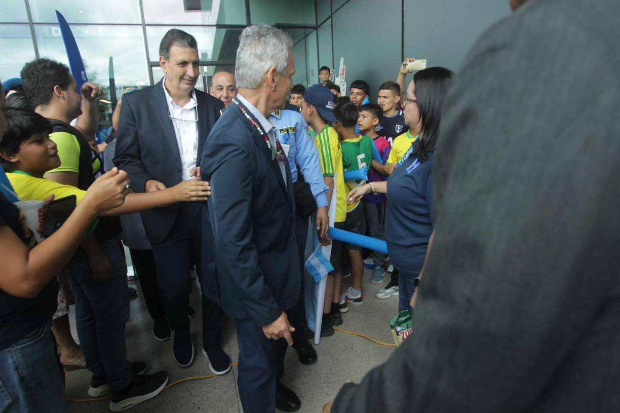 El estratega estuvo acompañado del presidente de Fenafuth y Edwin Banegas, relacionador público de Fenafuth, fue el encargado de la logística de su llegada territorio hondureño.