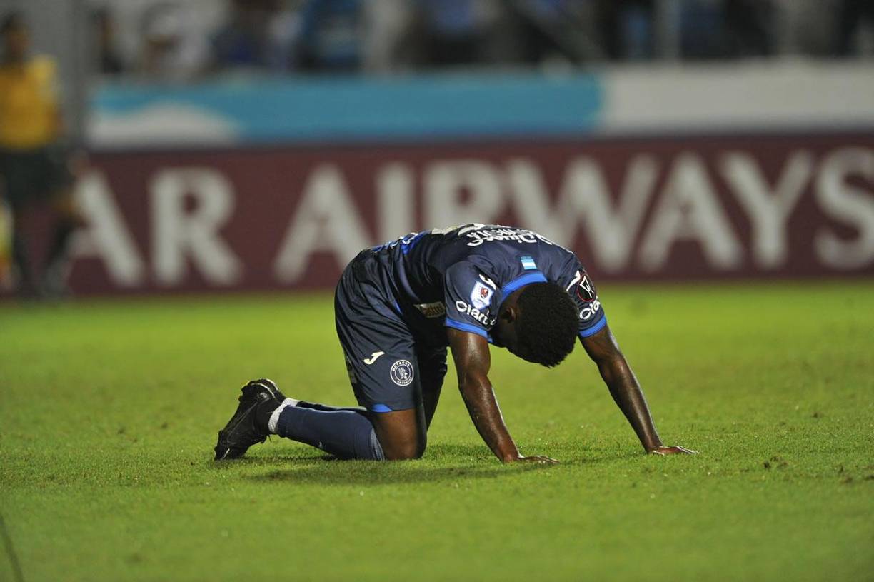 Carlos Mejía tampoco podía creer el increíble gol que se perdió Agustín Auzmendi tras su gran jugada.