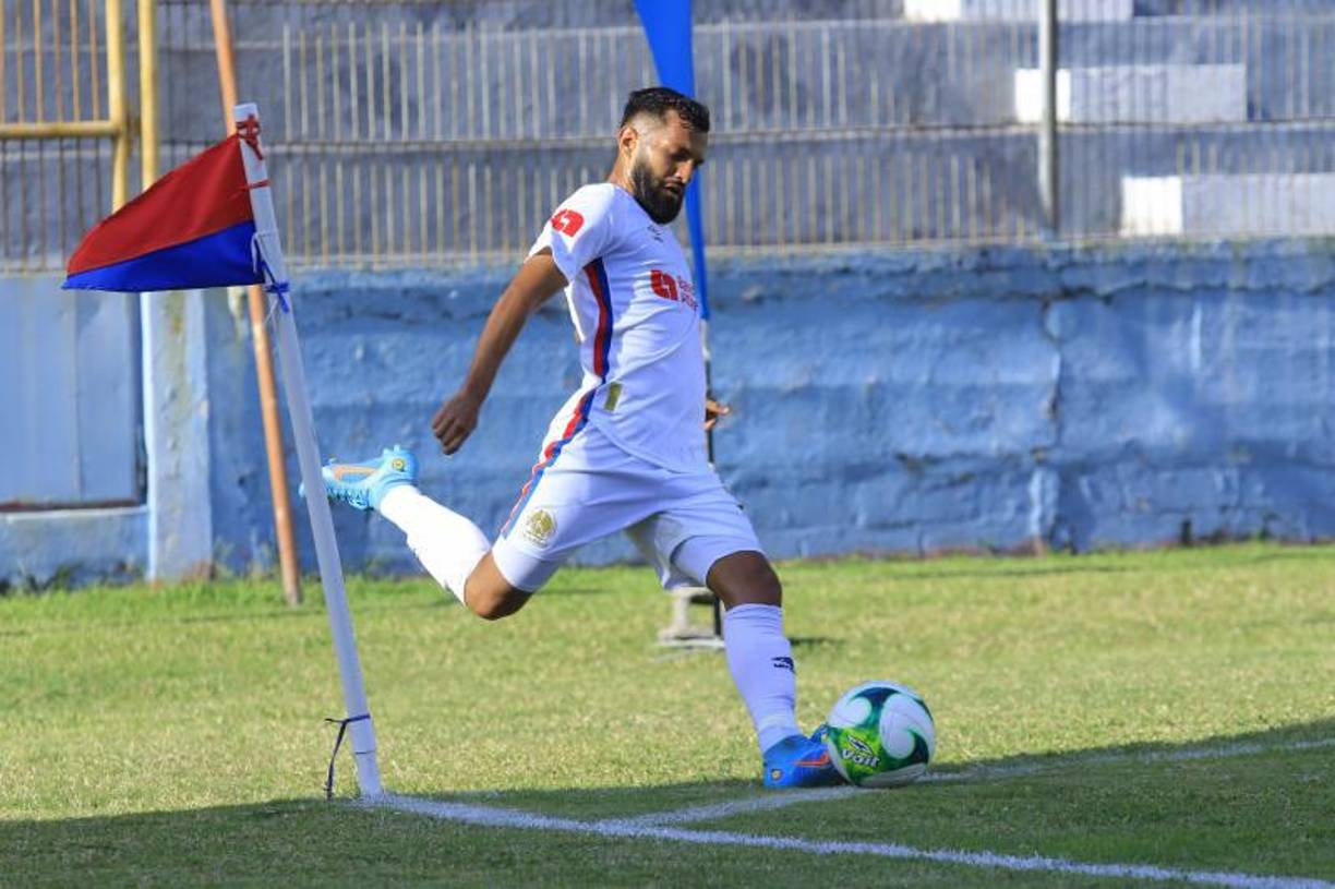 Jorge Álvarez será otro de los que estarán en el medio campo y es uno de los encargados de la creación del fútbol en el conjunto Albo.