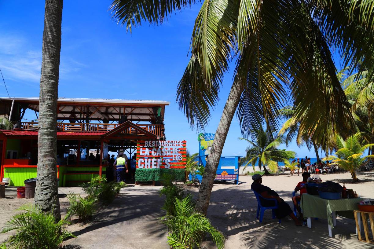 En el último año han surgido diversos restaurantes a la orilla de la playa como La Casa de los Chefs, entre otros que han diversificado la gastronomía en la ciudad.