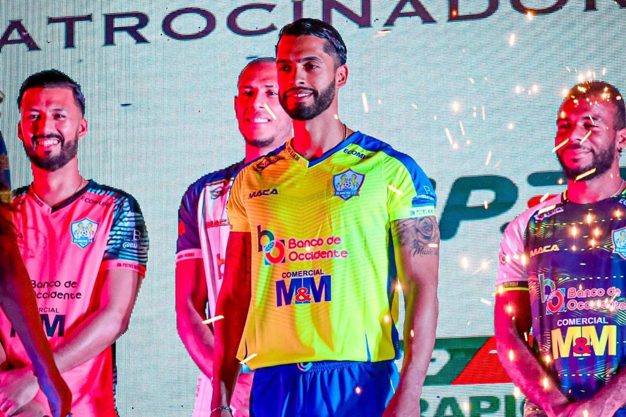 Nelson Muñoz, defensa de los Potros, fue el encargado de mostrar la camisa de local de Olancho FC con su color tradicional.