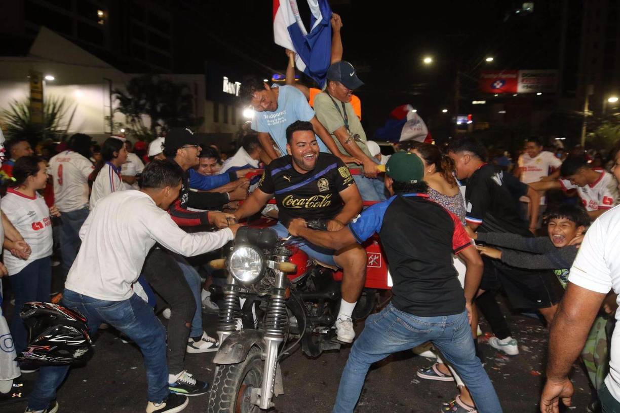 Cientos de hinchas celebraron esta noche luego de que su equipo se coronara campeón del Torneo Clausura 2023.