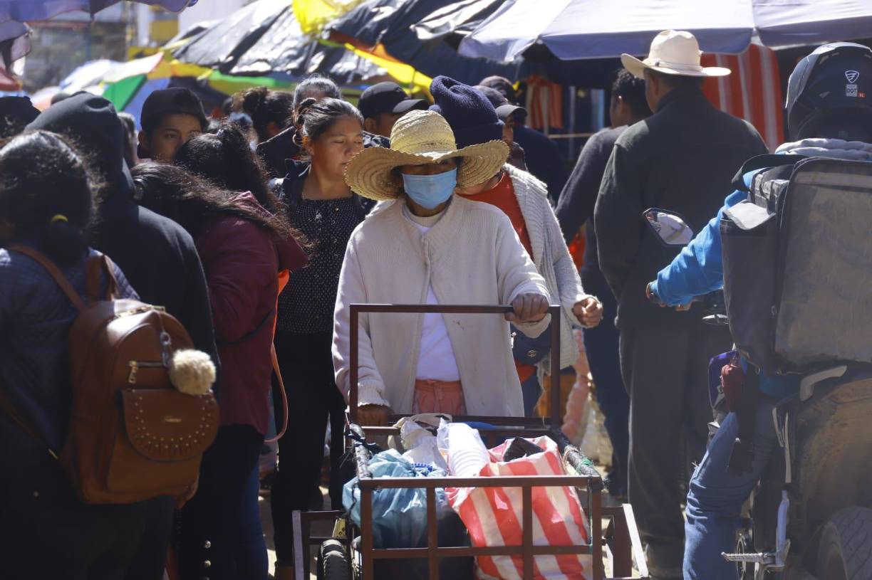  Por su parte, en el centro de la ciudad de La Esperanza, cientos de personas hacían sus compras navideñas. 