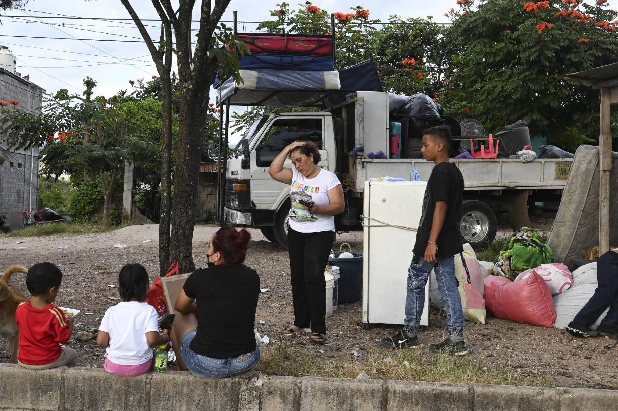 Hombres, mujeres y niños sacaron todo lo que tenían en las pequeñas habitaciones y caminaron largas distancias hasta donde estaban estacionados varios camiones que los trasladarían a un lugar más seguro, sin especificar la zona, ya que temen por sus vidas.