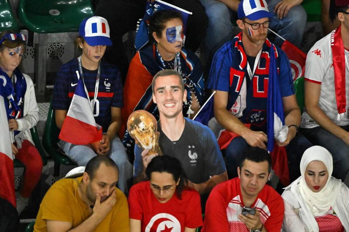 Esposas de futbolistas de Francia y chicas de Túnez cautivan