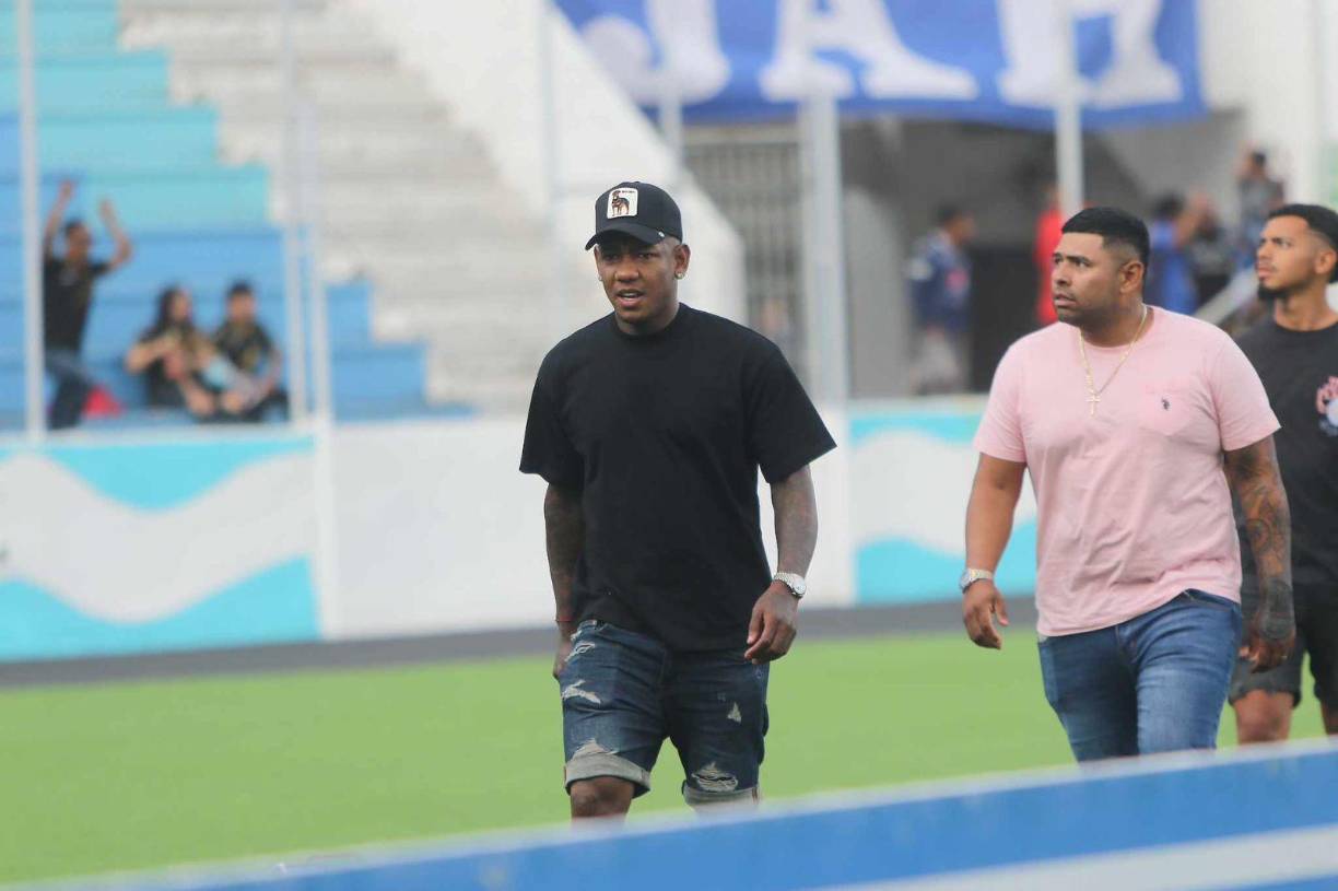 Lágrimas, silbidos, chicas y visita inesperada en debut del Motagua