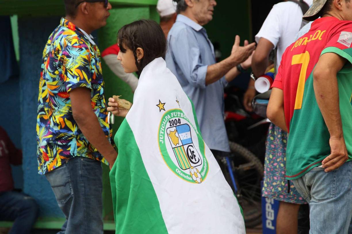 Bajo este gris ambiente, la afición comenzó a llegar al recinto sampedrano para ver a sus equipos.