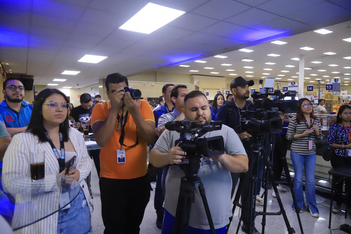 El evento fue presentado ante diversos medios de comunicación en sus propias instalaciones y se expuso de manera breve la forma de utilizar la nueva tecnología de compras. 