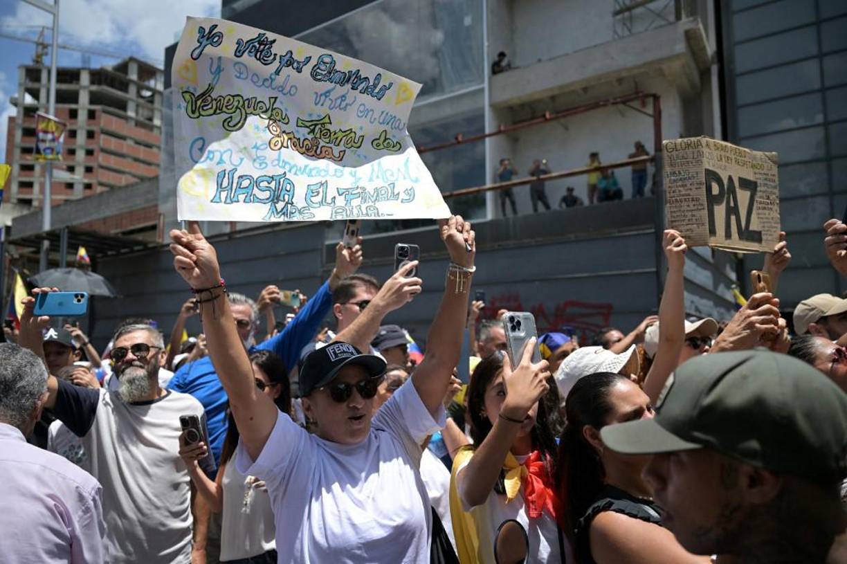 Con once civiles muertos desde que el lunes estallaron protestas espontáneas en rechazo al anuncio de la reelección de Maduro y más de un millar de detenidos, los dirigentes opositores han limitado en estos días sus apariciones públicas.