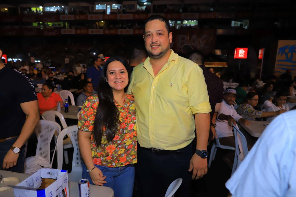 FOTOS: Así disfrutaron los sampedranos del concierto de “El Buki”