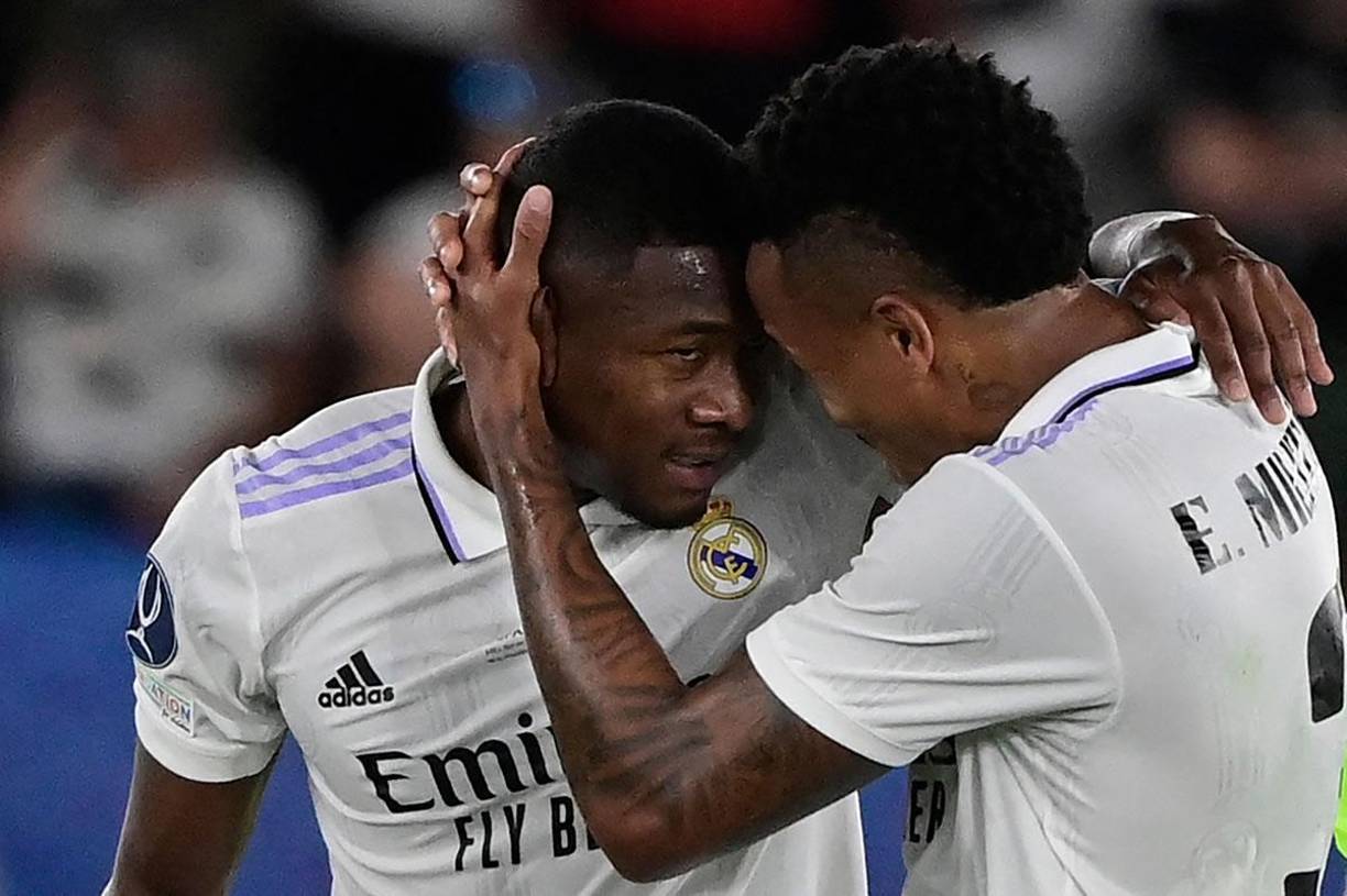 Éder Militao felicitó a David Alaba tras el gol.