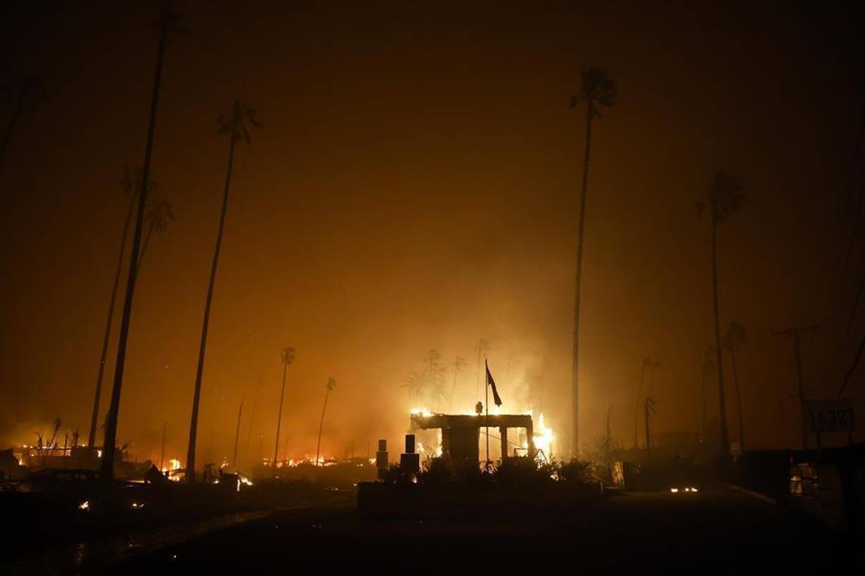 Pese a la movilización de los bomberos para luchar contra las llamas, el desastre no ha podido ser contenido, según información del departamento de bomberos de Los Ángeles (LAFD) y el rápido avance de las llamas amenaza a unas 10.000 viviendas y unas 13.000 estructuras.