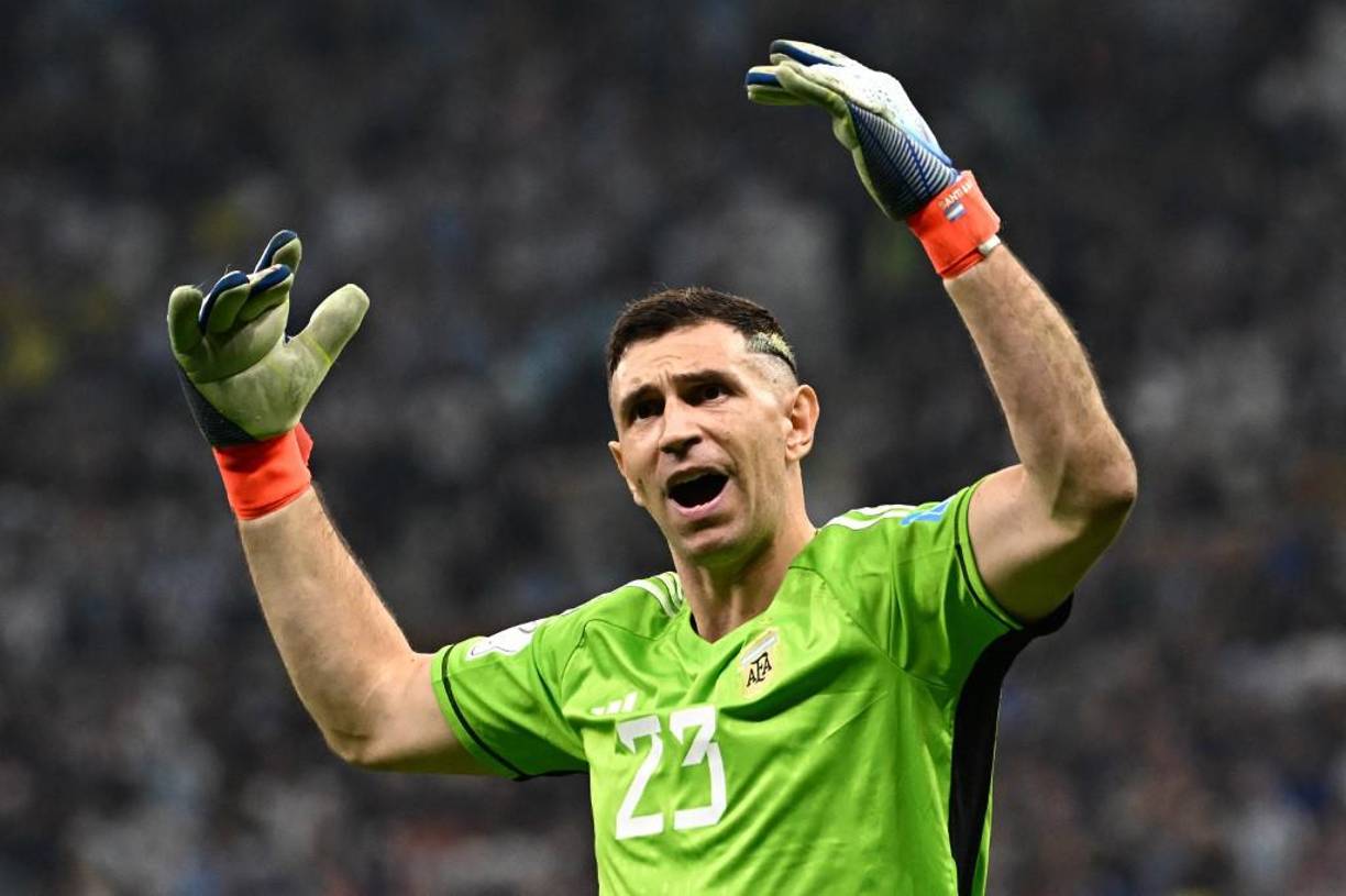 Tras convertirse en el mejor portero del Mundial de Qatar, Emiliano Martínez ha sido sondeado por diversos clubes por lo que podría marcharse del Aston Villa. Según The Sun, el poderoso Bayern Múnich se ha interesado en el “Dibu”. 