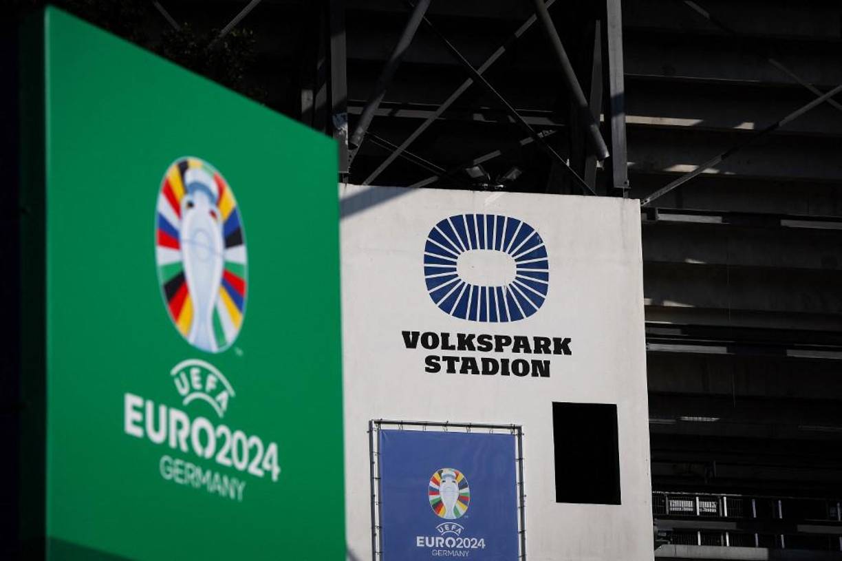 Dada la actitud amenazante del sujeto, “los agentes hicieron uso de sus armas de fuego”, por lo que el “atacante resultó herido y actualmente recibe tratamiento médico”, según la información compartida por la Policía en esa red social.