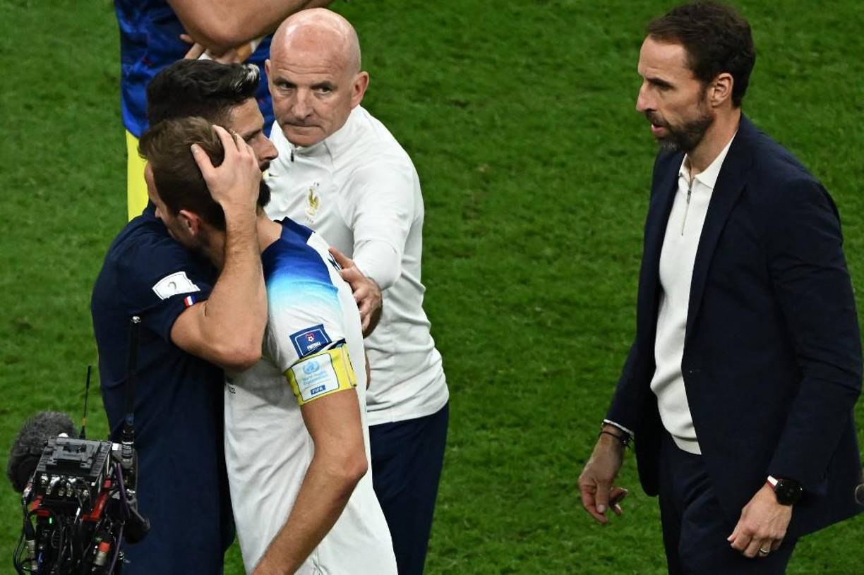 Gran gesto: Oliver Giroud se olvidó por un rato de los festejos y se tomó el costo de ir a consolar a Harry Kane que estaba destrozado por el penal fallado.