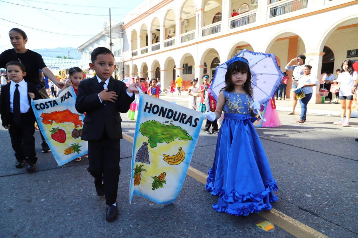 Los niños se lucen en desfiles patrios en La Ceiba