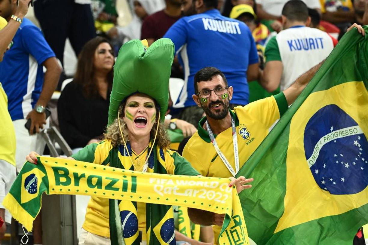 Solas y acompadas, las brasileñas pusieron el color el partido.