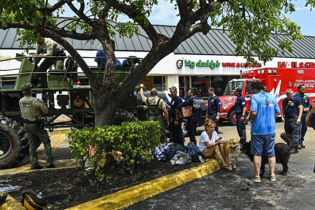 El aguacero provocó numerosos atascos e inundó los accesos al aeropuerto, dejando a decenas de personas aisladas y provocando numerosas cancelaciones. 